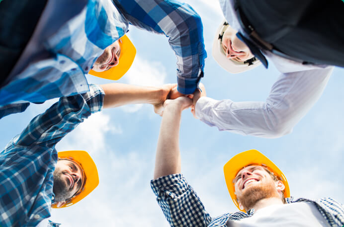 zebranie zespołu pracowników na budowie